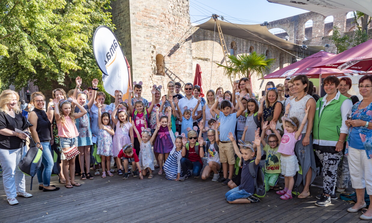 Das Gruppenbild zeigt rund 150 Personen, darunter Kinder und Erwachsende, vor der Stiftsruine, in der das Theaterstück aufgeführt wurde.