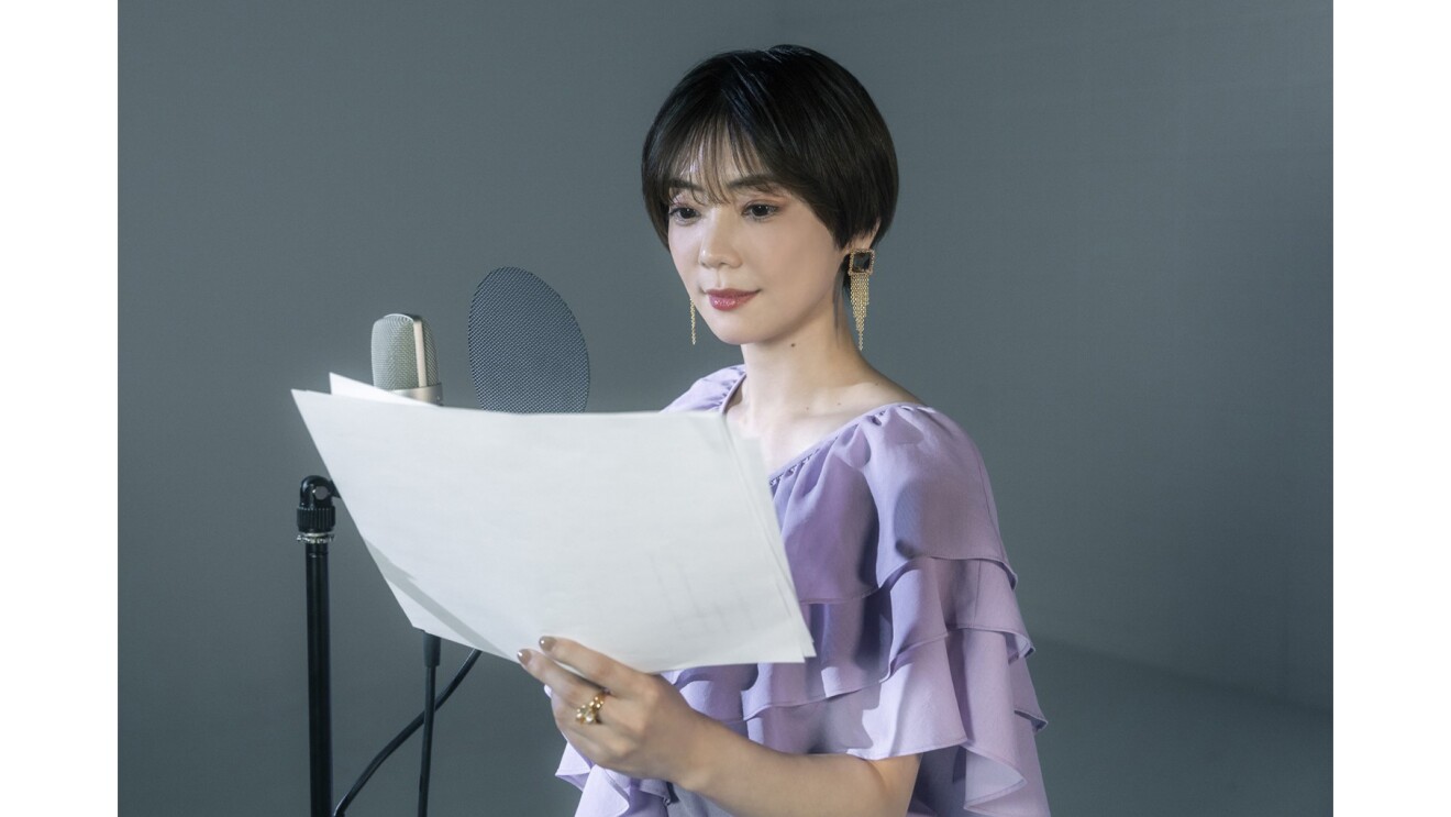 倉科カナさんが朗読している写真