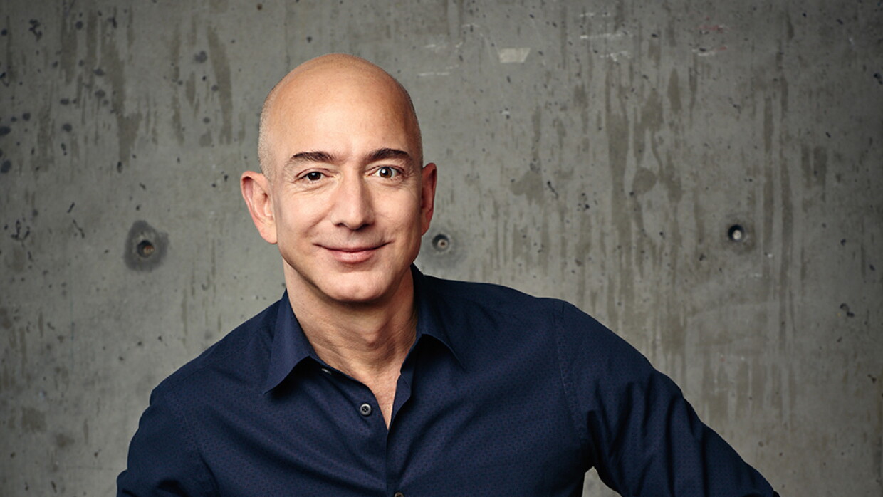 Una foto de Jeff Bezos mirando a la camera