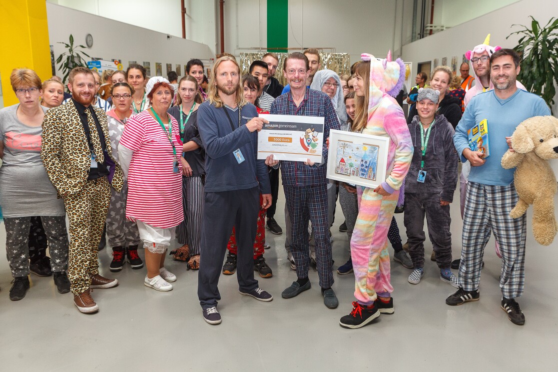 Gruppenbild mit Spendenübergabe