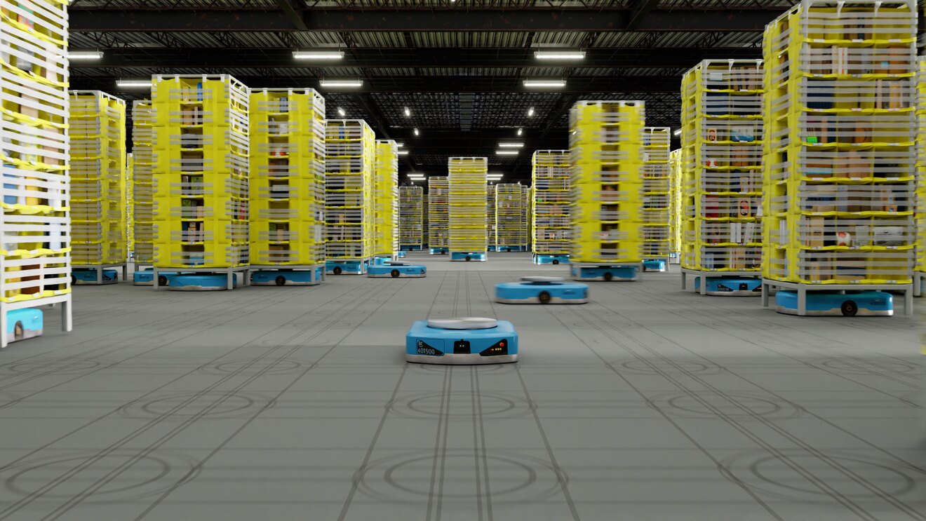 倉庫内の中央に床に青い平たいロボット。その後ろには上に黄色い商品棚を載せているロボットは数十台並んでいる
