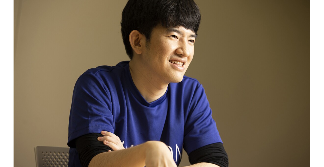 真剣に語る岡本さんの写真