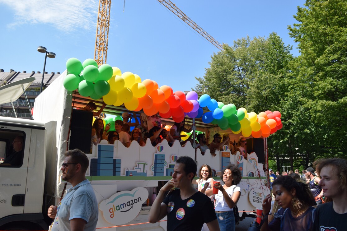 Der Glamazon-Wagen und Mitarbeiter von Amazon beim Christopher Street Day in München.