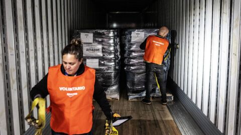 Amazon Disaster Relief response to the flooding in Mexico showing volunteers on the ground distributing aid
