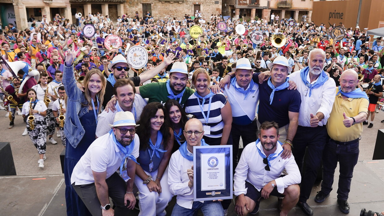 Medinaceli: consecución del record guiness. Foto de familia con el equipo de Amazon y los políticos del pueblo y de fondo las charagnas. 