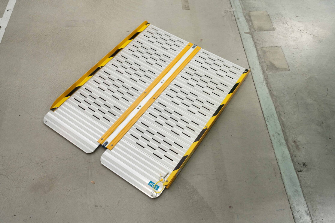 短い段差をカバーできる長さ90cmほどの金属製のスロープ