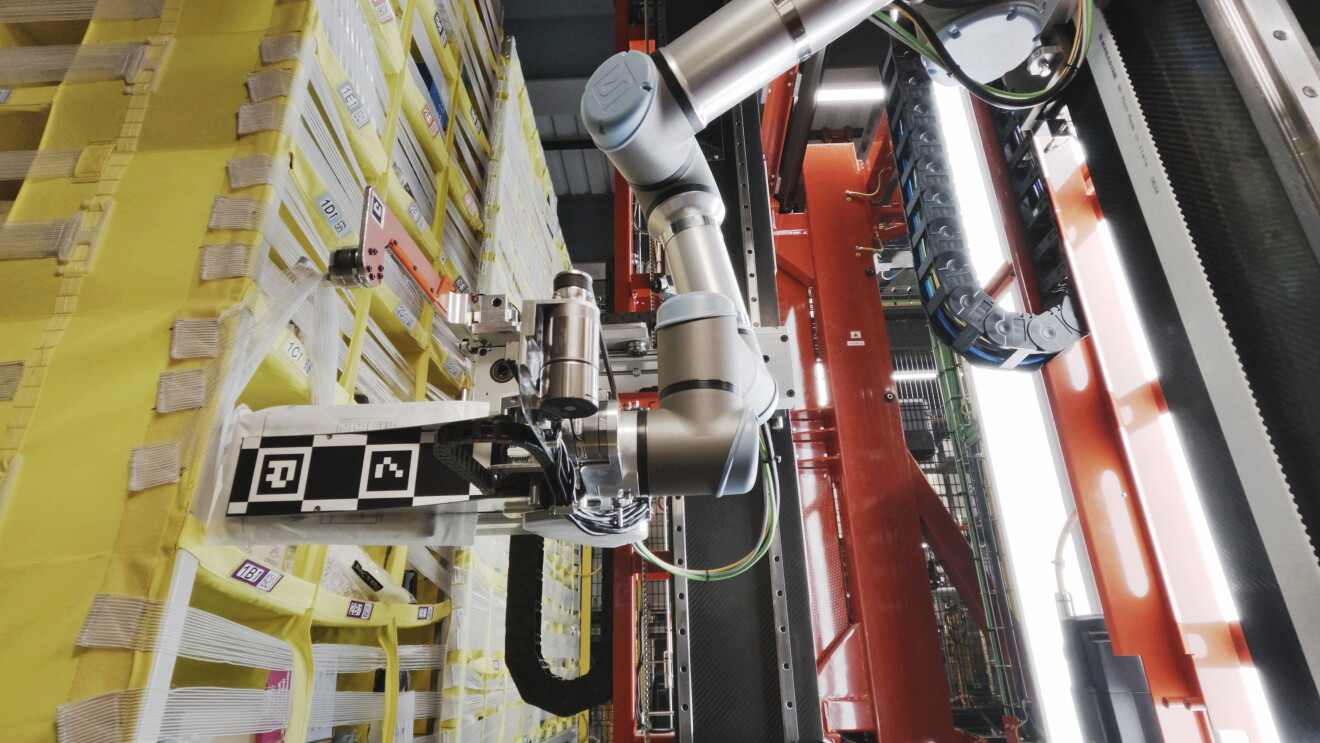 Ein Roboter mit Tastsinn wird in Logistikzentren von Amazon eingesetzt und von Mitarbeitenden getestet.