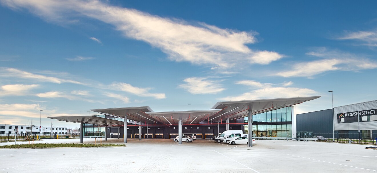 Gebäude mit Fahrzeugen