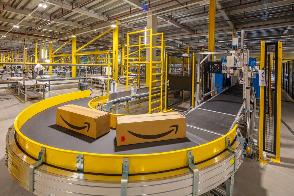 Förderanlage mit 2 Amazon Päckchen.