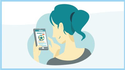 一名女子用手机在亚马逊上买足球。