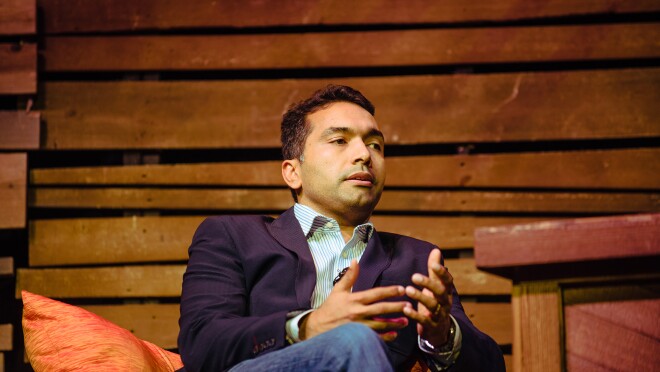 一位名叫Maju Kuruvilla的男子坐在亚马逊“莱曼现场”活动的舞台上。