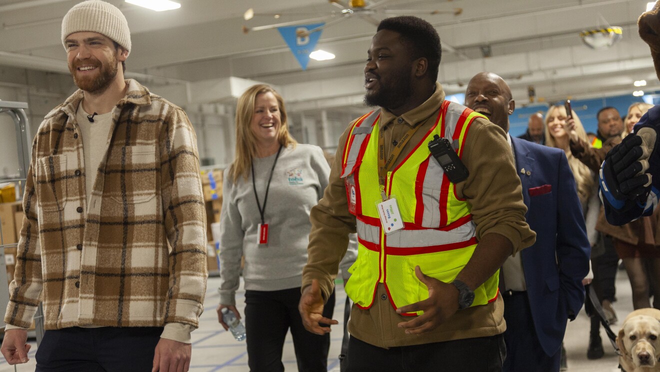 Amazon.Lowry.HiRes-Walking