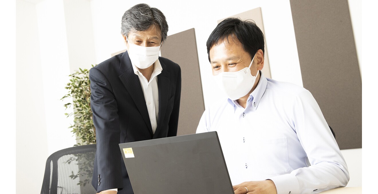 パソコンで仕事をする小久保さんと濱田さんの写真