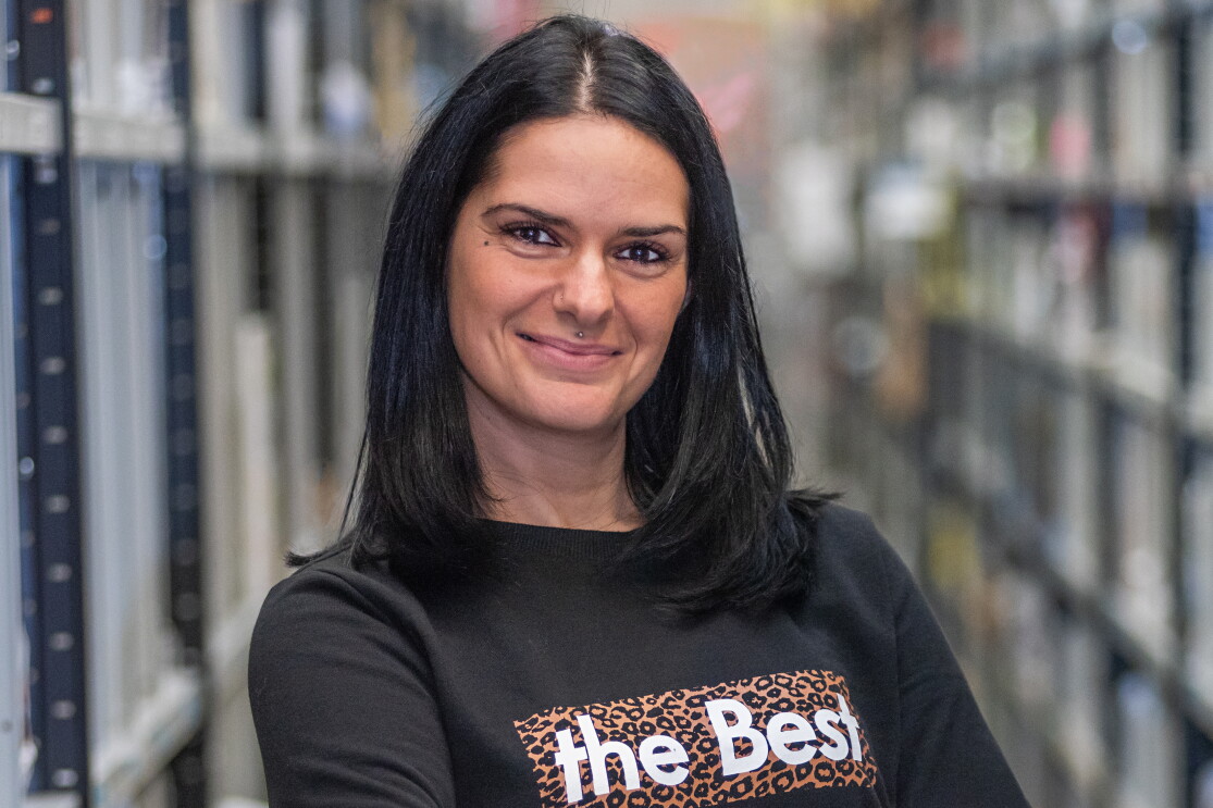 Tiziana Baratta tra gli scaffali del centro di distribuzione Amazon Prime Now di Milano