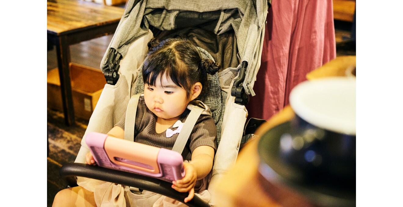 ベビーカーに座る子どもがFire 7 キッズモデルを利用する写真