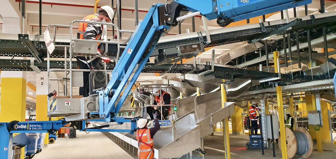 Bauarbeiter in der Innenhalle.