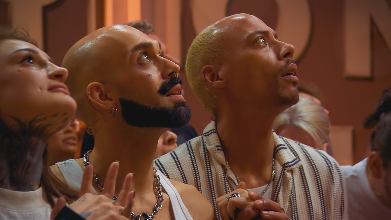 Drei Kandidaten schauen in die Luft.