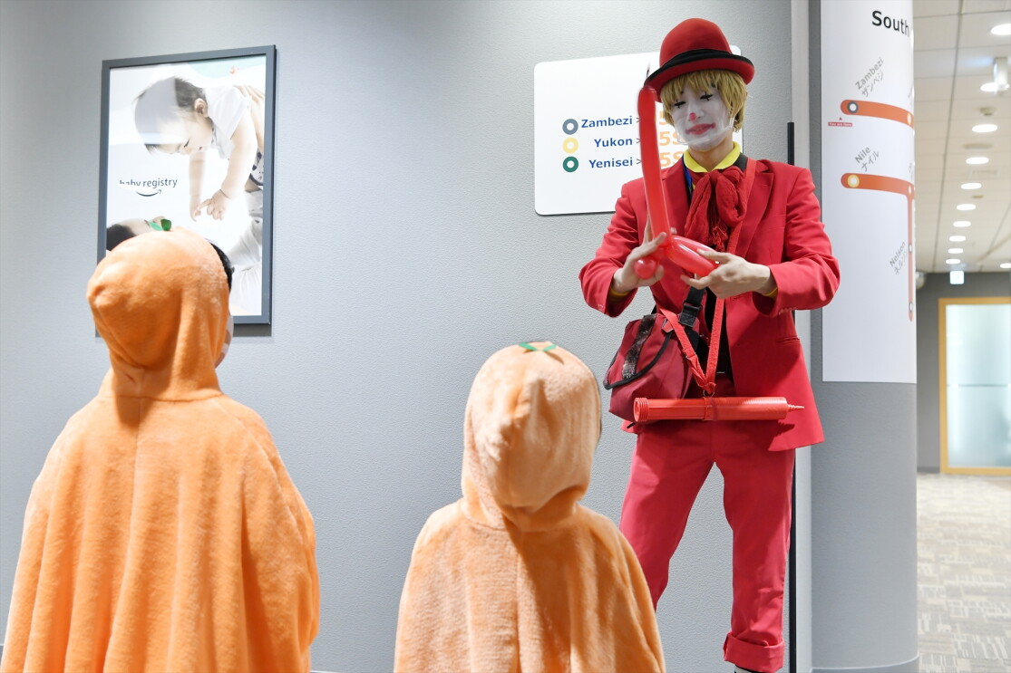 バルーンアートを子どもたちに見せてくれるピエロ姿のバルーンアートパフォーマー沢村誠一さん