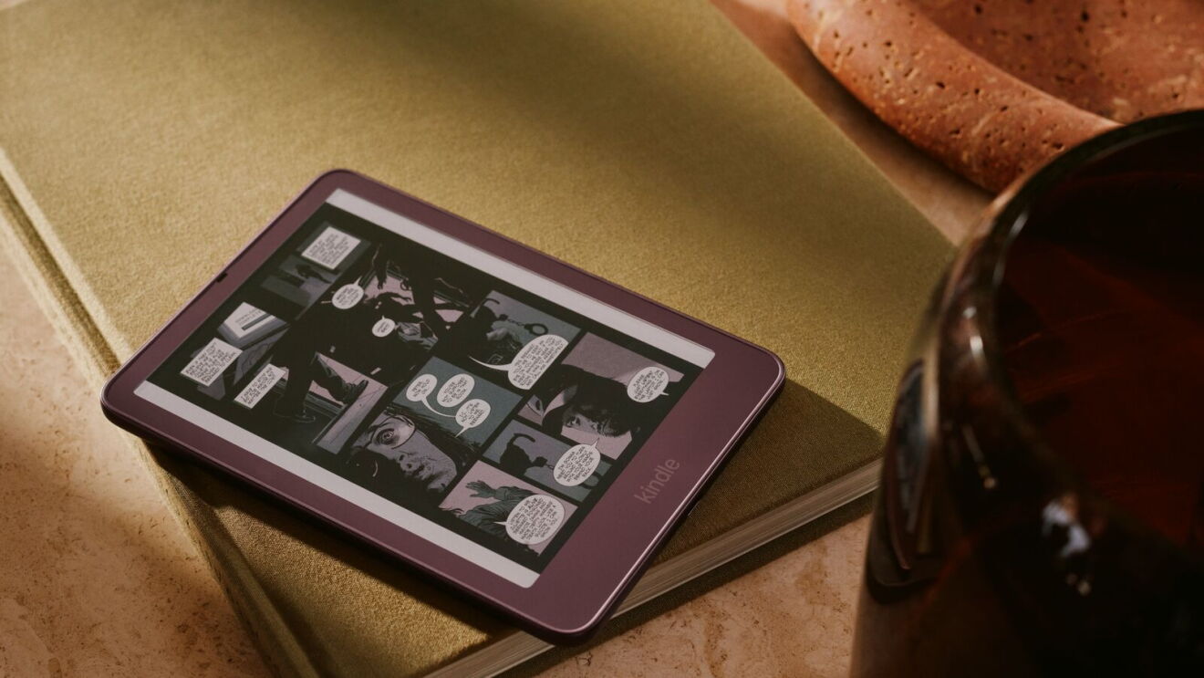Kindle Colorsoft with comic displayed