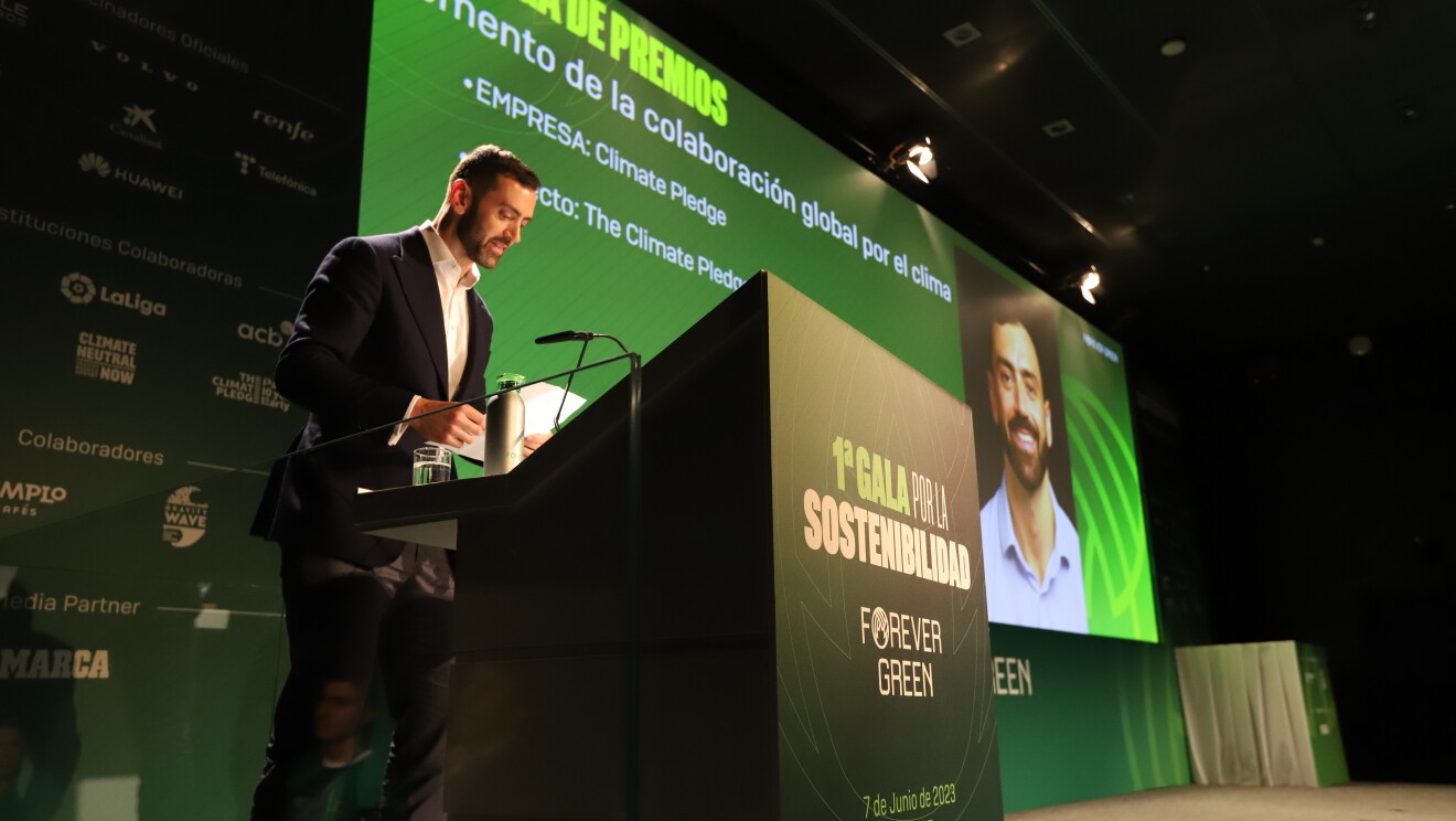 Forever Green Gala - Real Betis - The Climate Pledge 02 - Daniel Salter gives thank you speech at the gala
