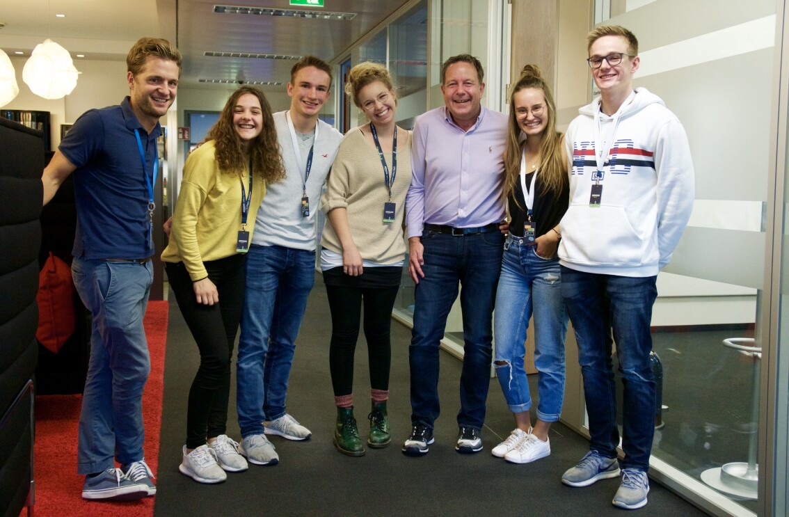 Gruppenbild mit sieben Personen im inneren des Gebäudes bei amazon im München Alle lächeln in die Kamera.