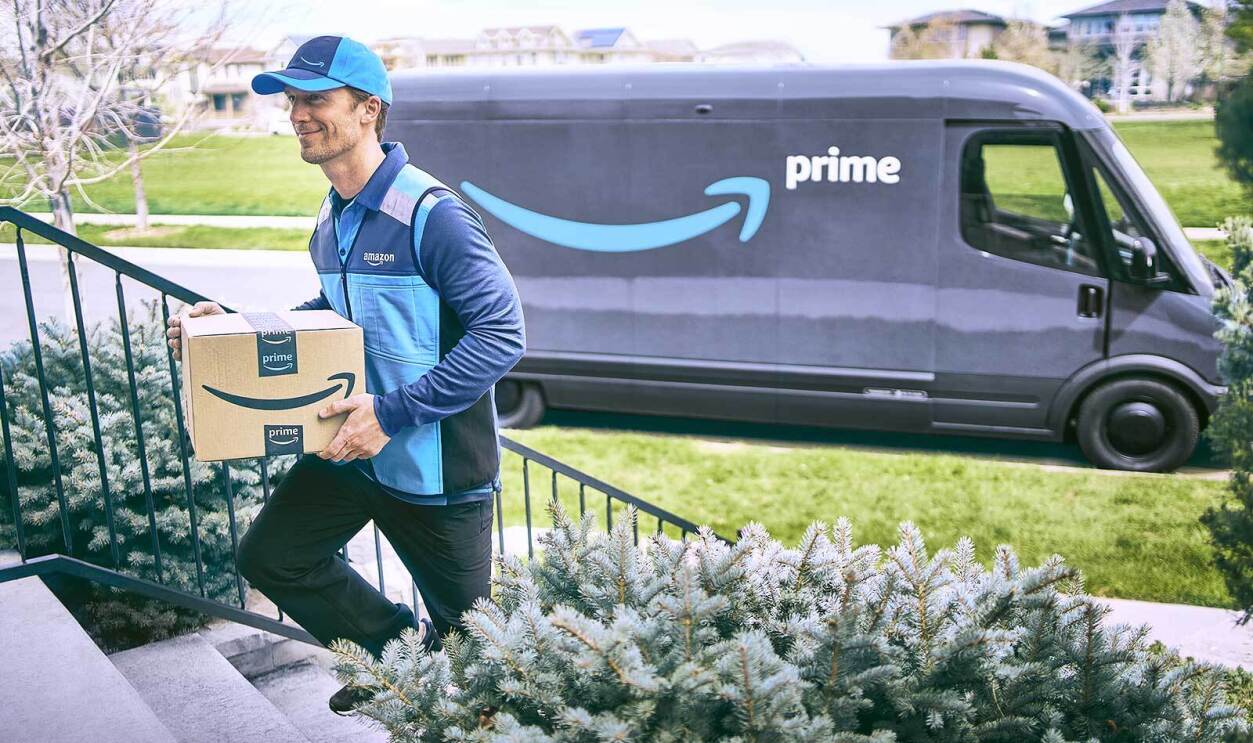 一个人的形象享受Amazon Prime的好处