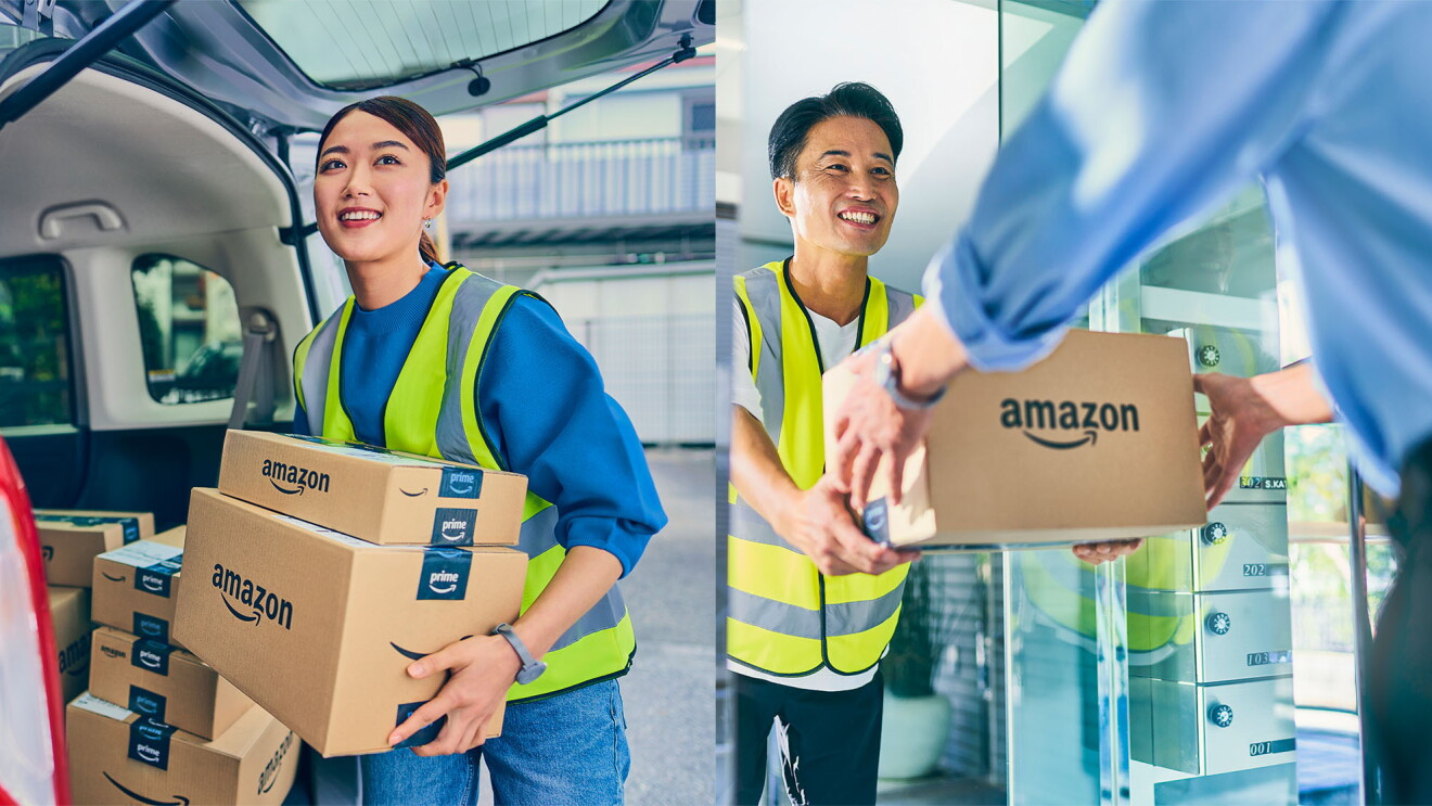 2枚の画像を1枚にした。左の画像には安全ベストを着ている女性が2つのアマゾンの箱を運んでいるようだ。彼女の車のトランクには何個の箱が積まれている。右の画像には安全ベストを着ている男性がアマゾンの箱を受け取っている。