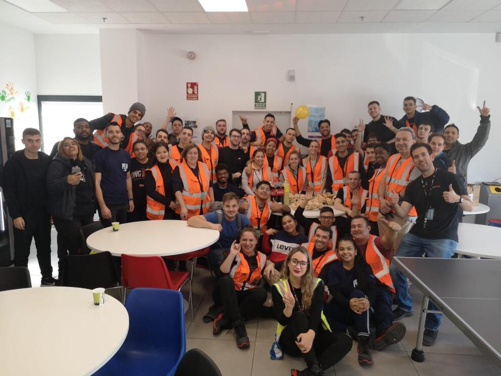 Amazon associates in Spain pose together to kick off Peak. 