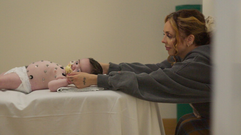 Jesy Nelson hold her daughter's hands.