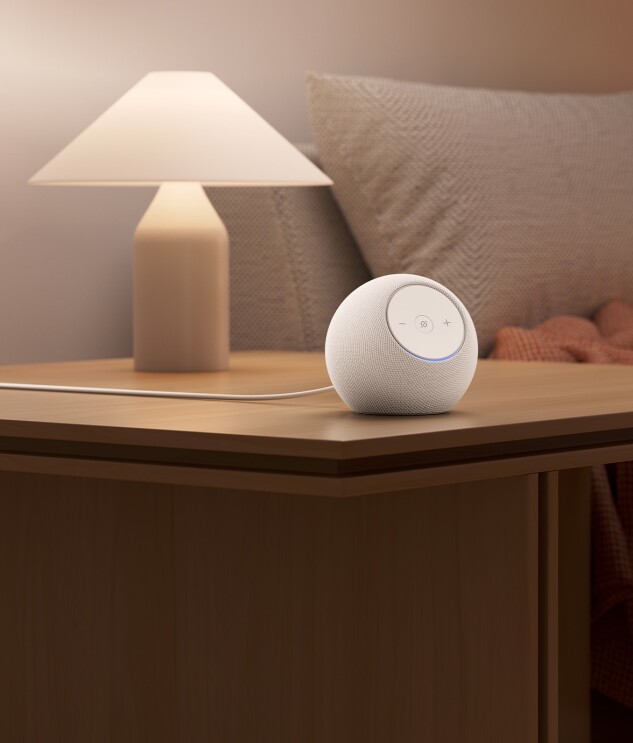 Echo Dot Max auf einem Nachttisch mit einer Lampe