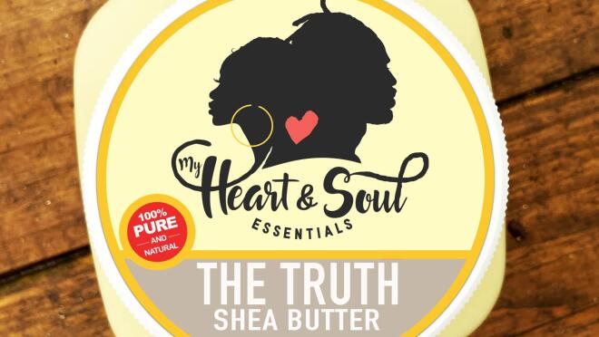 一张木桌上放着一款来自My Heart and Soul Essentials的乳木果油产品。