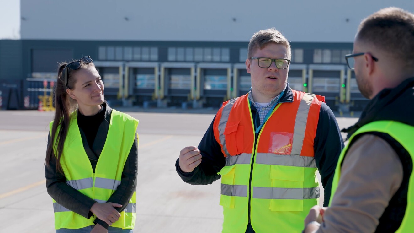 Borna and Dorota Novosel with their Carrier Manager Hannes Toewe at the FRA7 Amazon yard - Amazon Relay