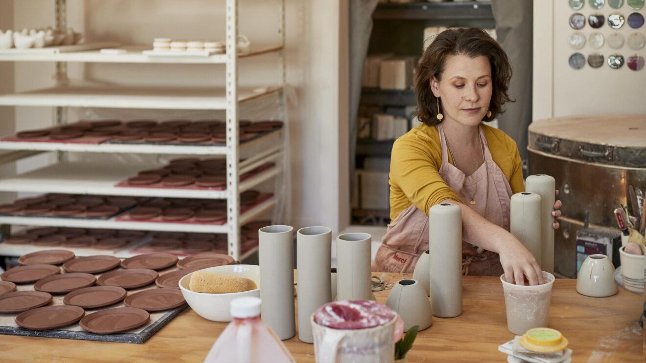 Une femme travaille dans un atelier de poterie