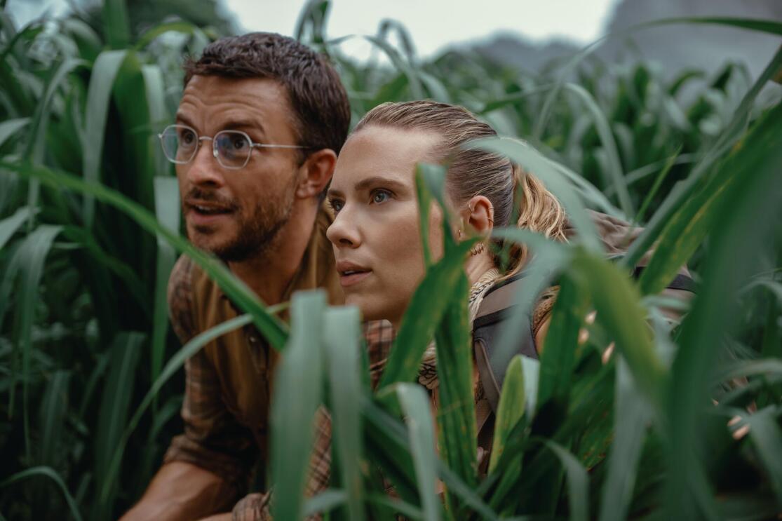 Scarlett Johannsen und Partner im Gebüsch