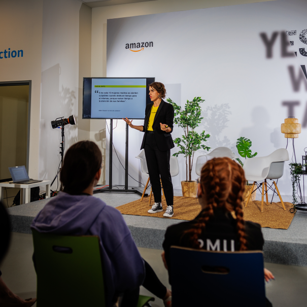 Laura Baena de Malasmadres en una presentación.