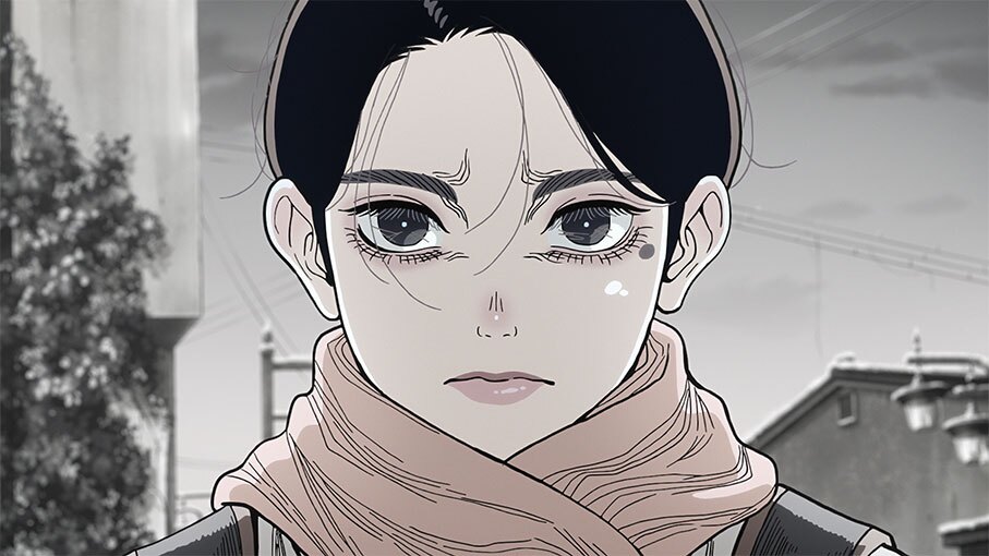 薄曇りの屋外、マフラーを巻いたアニメキャラクターの顔のアップ。背景は無彩色で薄暗く、家や街灯、電線、木が見える。