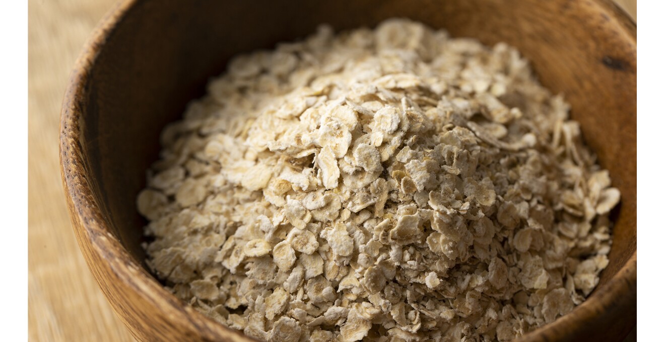 木のボウルにはいったオートミールの写真