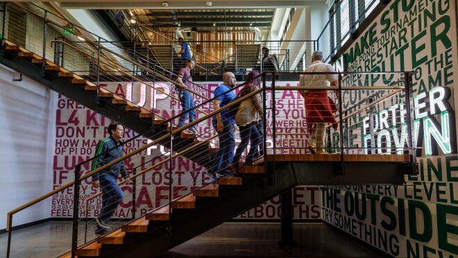 亚马逊员工爬楼梯,装饰着鼓舞人心的口号,喜欢尝试新事物。