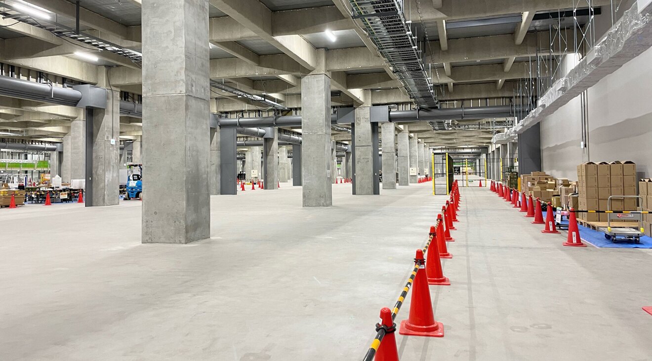 広い倉庫内に赤い印が線状に置かれ、通路とARのエリアを分けている