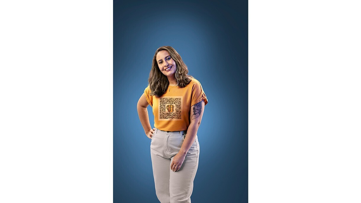 Leticia Soares poses for a picture with her hand on her hip.