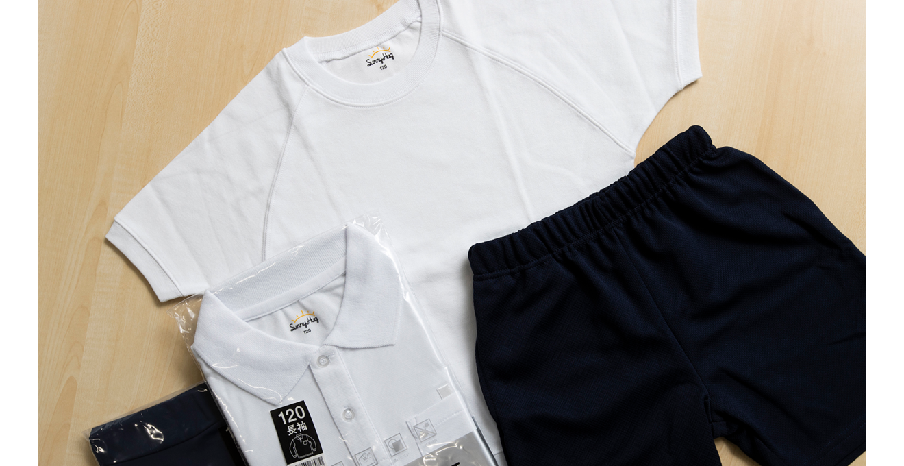 ポロシャツ、Tシャツ、クォーターパンツ（半ズボン）など、サニーハグのスクールウェアの写真