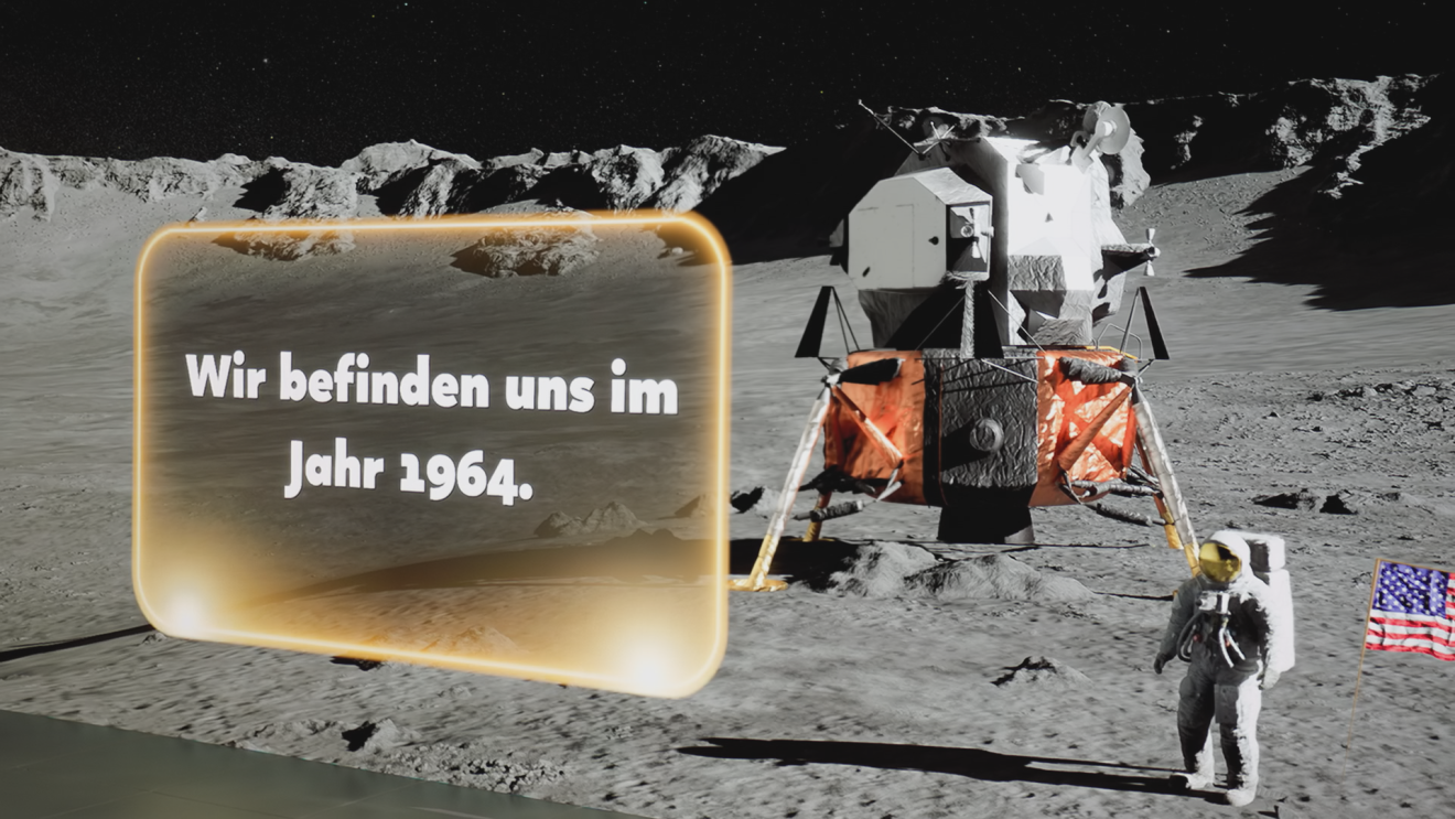 Szene der Mondlandung mit deutscher Textüberlagerung: „Wir befinden uns im Jahr 1964.