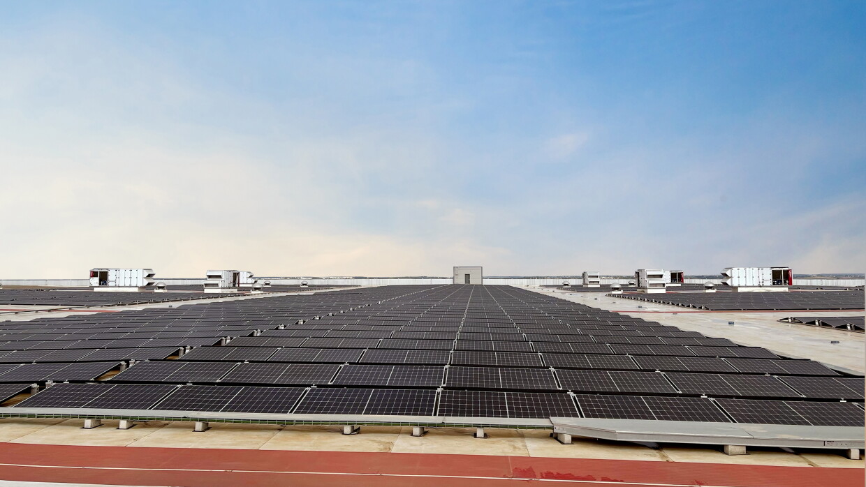 Techo solar de Amazon en el centro logístico de Dos Hermanas SVQ1. En la imagen se ve un techo con placas solares de color negro y la instalación metálica que la rodea. La mitad de la foto es un cielo azul. 