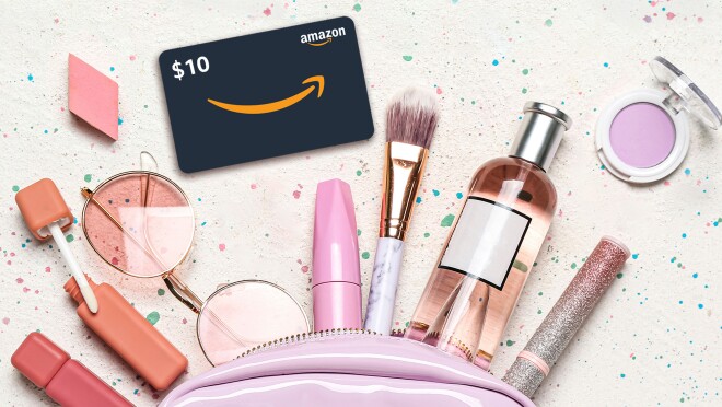 各种各样的美容产品的形象的一个粉红色的小袋和一个10美元的亚马逊礼品卡,包括微笑标志。背景是奶油溅水彩色油漆。