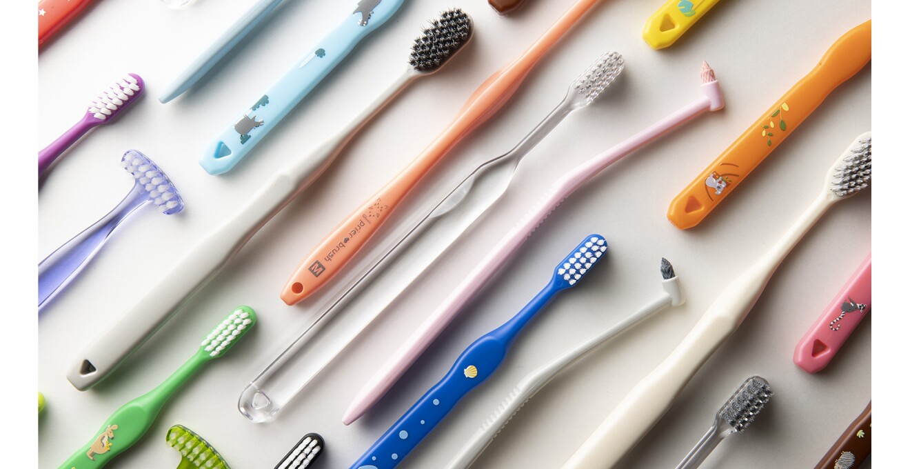 様々な歯ブラシが並ぶ写真。ブラシやハンドルの形状、色も様々。