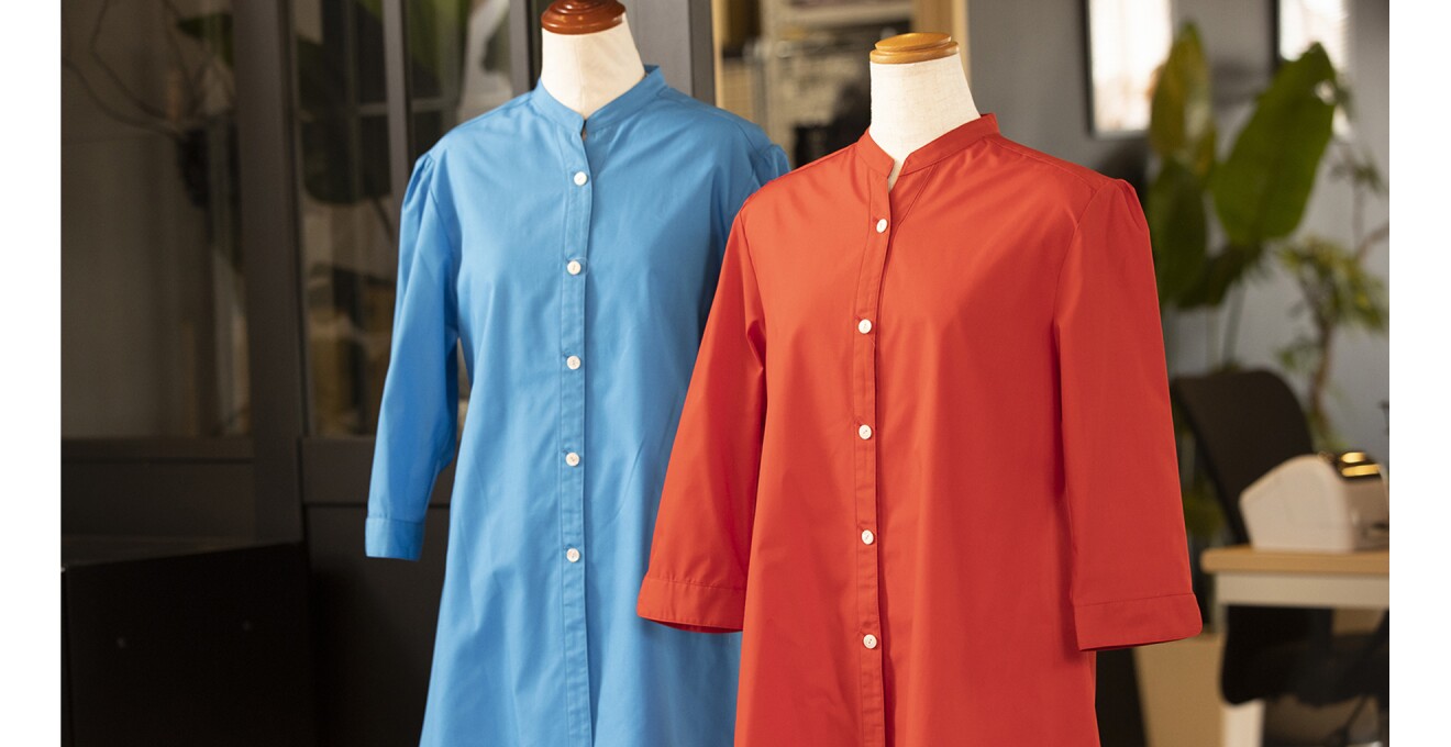 きれいなブルーのシャツとレッドのシャツがトルソーに着せられて並ぶ写真。