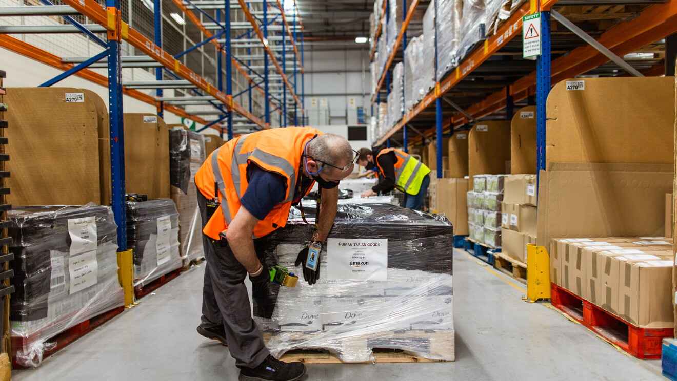 Dipendenti Amazon movimentano pallet con i beni donati a favore dei rifugiati ucraini nell'hub umanitario in Slovacchia