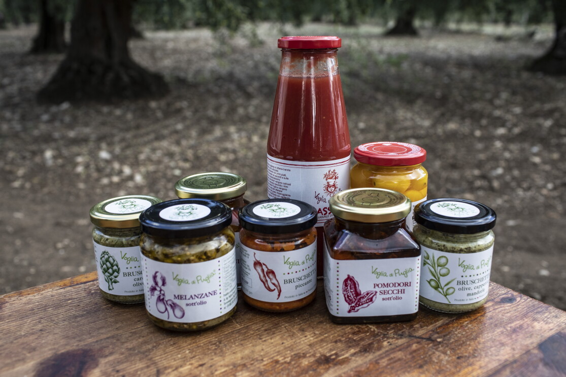 Alcuni dei prodotti (conserve di verdura) dell'azienda Voglia di Puglia