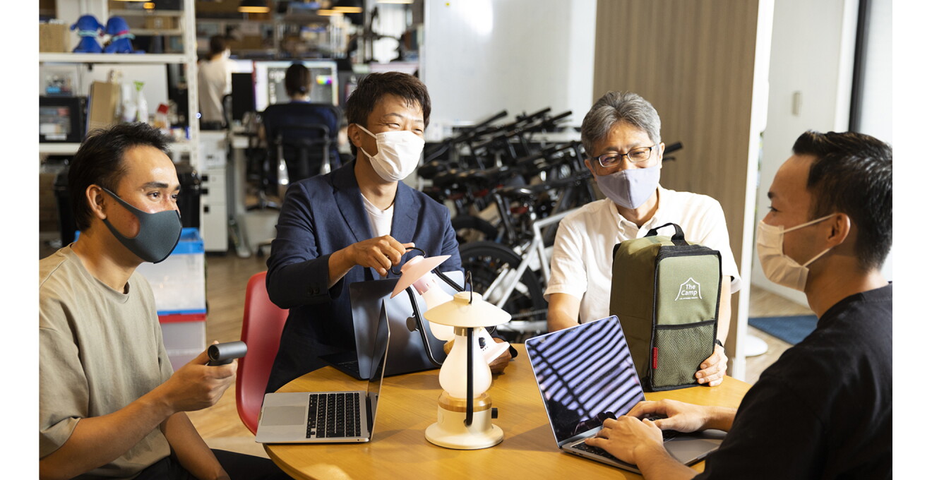 商品を並べてミーティング中の様子