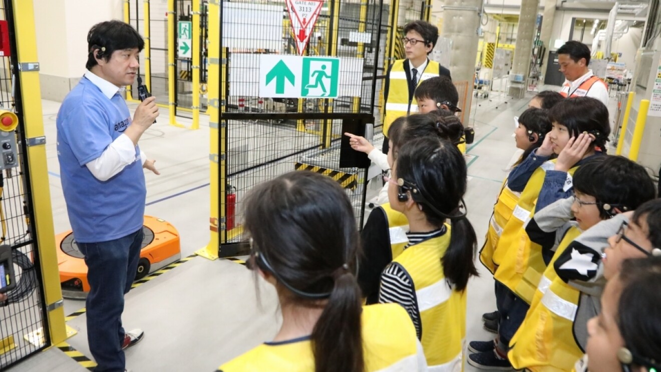最先端の物流センター「茨木FC」が小学生にロボット技術を公開